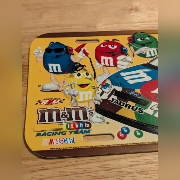 2005 Elliott Sadler M&M's Plastic License Plate Yellow - Picture 3 of 6